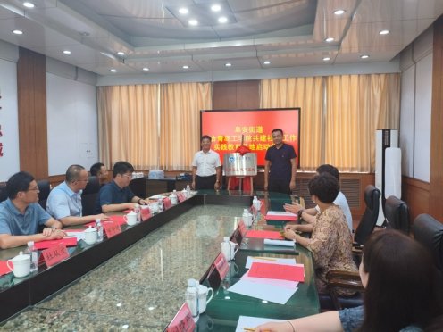 党总支副书记付国花及社区党组织书记