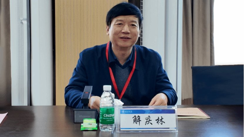 坚持校地互动